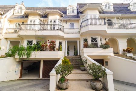 Casa de condomínio à venda com 400m², 4 quartos e 4 vagasFachada