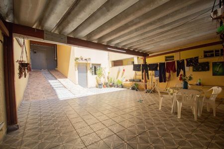 Casa à venda com 130m², 2 quartos e 7 vagas Casa à venda com 130m², 2 quartos e 7 vagasQuintal