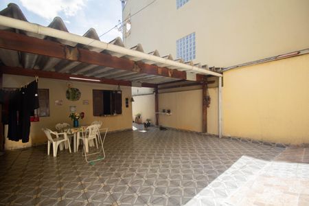 Casa à venda com 130m², 2 quartos e 7 vagas Casa à venda com 130m², 2 quartos e 7 vagasQuintal