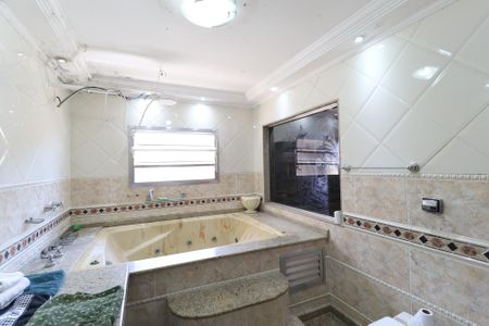 Casa à venda com 268m², 9 quartos e 6 vagasBanheiro Suíte 4 