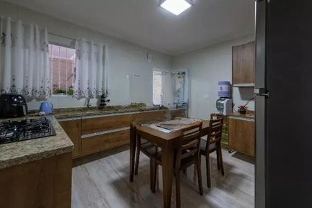 Casa à venda com 200m², 4 quartos e 2 vagas