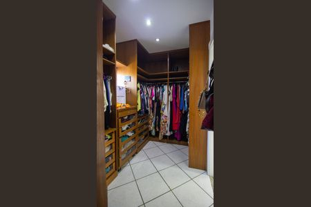 Casa de condomínio à venda com 360m², 5 quartos e 2 vagasCloset da Suíte 1