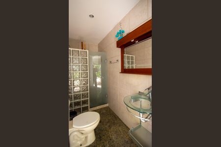 Casa de condomínio à venda com 360m², 5 quartos e 2 vagasBanheiro do Quintal