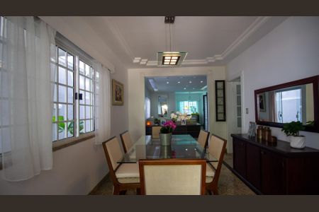 Casa de condomínio à venda com 360m², 5 quartos e 2 vagasSala