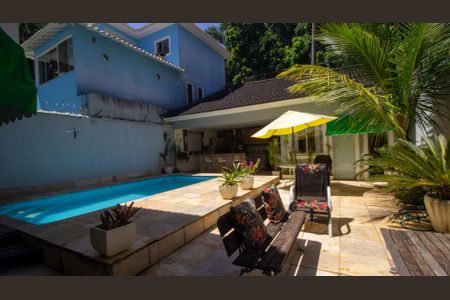 Casa de condomínio à venda com 360m², 5 quartos e 2 vagasQuintal