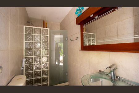 Casa de condomínio à venda com 360m², 5 quartos e 2 vagasBanheiro do Quintal