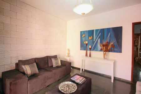 Casa à venda com 226m², 4 quartos e 2 vagasSala