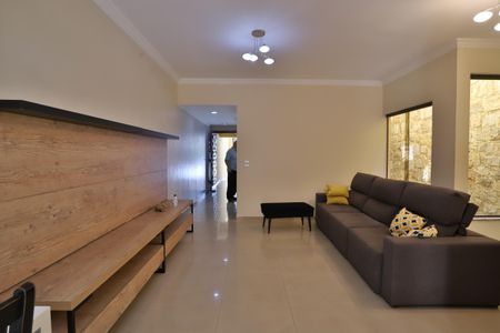 Casa à venda com 200m², 4 quartos e 2 vagasSala