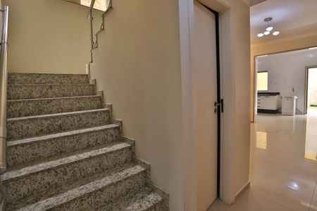 Casa à venda com 200m², 4 quartos e 2 vagasEscada