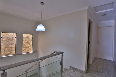 Casa à venda com 200m², 4 quartos e 2 vagasEscada