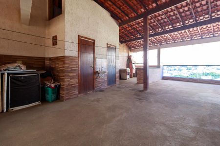 Casa à venda com 380m², 3 quartos e 3 vagas Casa à venda com 380m², 3 quartos e 3 vagasTerraço