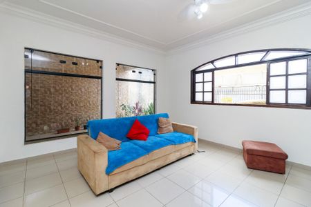 Casa à venda com 380m², 3 quartos e 3 vagas Casa à venda com 380m², 3 quartos e 3 vagasSala