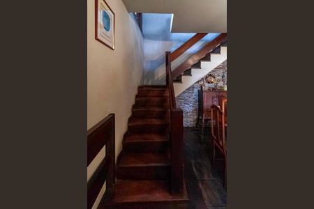 Casa à venda com 300m², 6 quartos e 4 vagas Casa à venda com 300m², 6 quartos e 4 vagasEscada