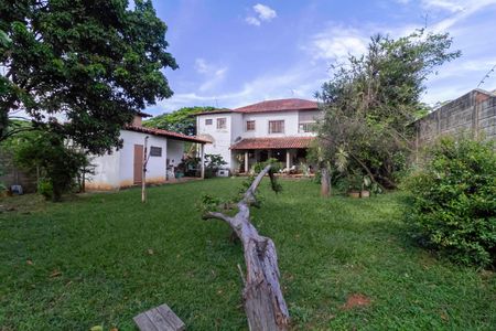 Casa à venda com 300m², 6 quartos e 4 vagas Casa à venda com 300m², 6 quartos e 4 vagasQuintal