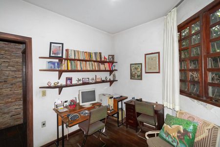 Casa à venda com 300m², 6 quartos e 4 vagas Casa à venda com 300m², 6 quartos e 4 vagasQuarto 1