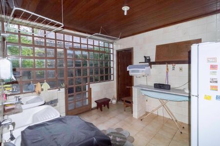 Casa à venda com 300m², 6 quartos e 4 vagas Casa à venda com 300m², 6 quartos e 4 vagasÁrea de serviço