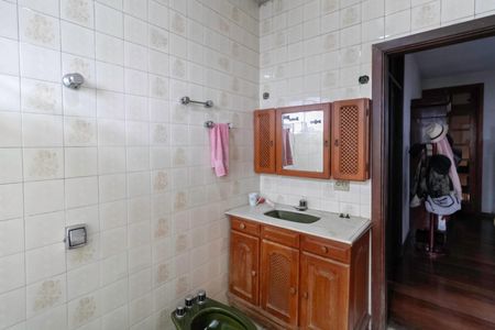 Casa à venda com 300m², 6 quartos e 4 vagas Casa à venda com 300m², 6 quartos e 4 vagasBanheiro social 2