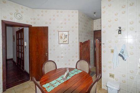 Casa à venda com 300m², 6 quartos e 4 vagas Casa à venda com 300m², 6 quartos e 4 vagasCozinha