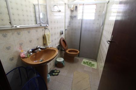 Casa à venda com 167m², 4 quartos e 4 vagasBanheiro 2