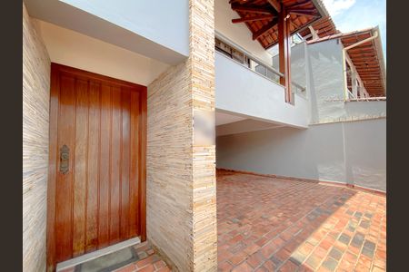 Casa à venda com 270m², 4 quartos e 4 vagas Casa à venda com 270m², 4 quartos e 4 vagasEntrada