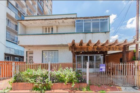 Casa à venda com 533m², 2 quartos e 2 vagas Casa à venda com 533m², 2 quartos e 2 vagasFachada