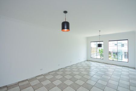 Casa à venda com 176m², 4 quartos e 3 vagas Casa à venda com 176m², 4 quartos e 3 vagasSala