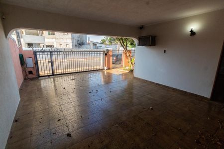 Casa à venda com 172m², 3 quartos e 3 vagasÁREA EXTERNA FRENTE