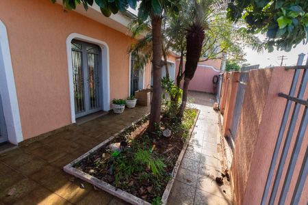 Casa à venda com 172m², 3 quartos e 3 vagasÁREA EXTERNA FRENTE