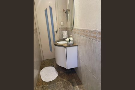 Casa à venda com 200m², 3 quartos e 2 vagas Casa à venda com 200m², 3 quartos e 2 vagasBanheiro