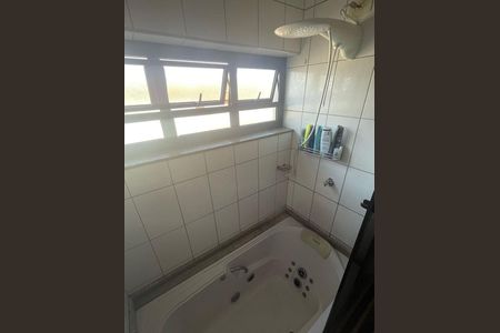 Casa à venda com 200m², 3 quartos e 2 vagas Casa à venda com 200m², 3 quartos e 2 vagasBanheiro