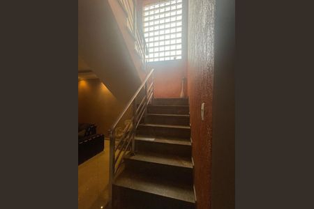 Casa à venda com 200m², 3 quartos e 2 vagas Casa à venda com 200m², 3 quartos e 2 vagasEscada