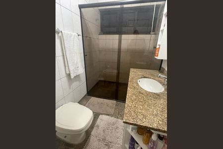 Casa à venda com 200m², 3 quartos e 2 vagas Casa à venda com 200m², 3 quartos e 2 vagasBanheiro