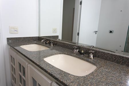 Apartamento à venda com 286m², 4 quartos e 3 vagasBanheiro da Suíte 2