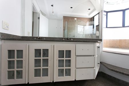 Apartamento à venda com 286m², 4 quartos e 3 vagasBanheiro da Suíte 2