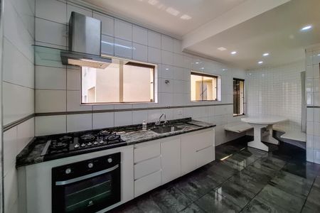 Casa à venda com 220m², 4 quartos e 2 vagascozinha