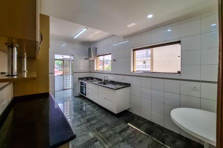 Casa à venda com 220m², 4 quartos e 2 vagascozinha