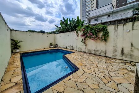 Casa à venda com 220m², 4 quartos e 2 vagasPiscina