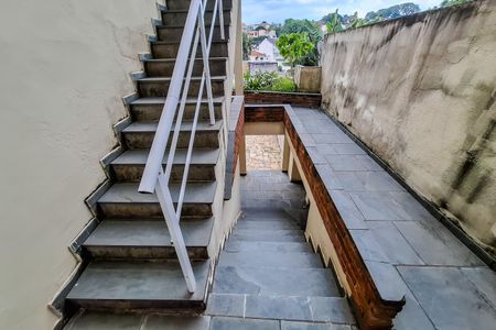 Casa à venda com 220m², 4 quartos e 2 vagasescadas