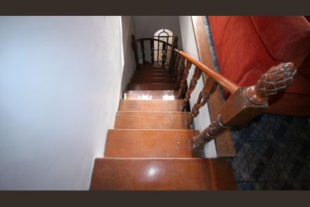 Casa à venda com 181m², 3 quartos e 2 vagas Casa à venda com 181m², 3 quartos e 2 vagasEscada