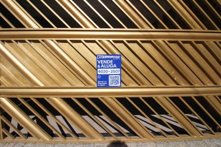 Casa à venda com 181m², 3 quartos e 2 vagas Casa à venda com 181m², 3 quartos e 2 vagasFachada + Placa