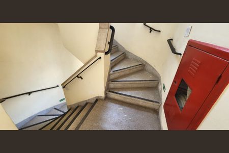 Apartamento para alugar com 58m², 1 quarto e 1 vaga Apartamento para alugar com 58m², 1 quarto e 1 vagaEscada