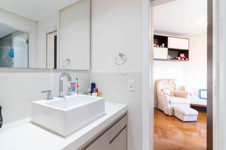 Apartamento para alugar com 350m², 4 quartos e 5 vagasBanheiro Americano das Suítes 2 e 3