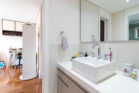 Apartamento para alugar com 350m², 4 quartos e 5 vagasBanheiro Americano das Suítes 2 e 3