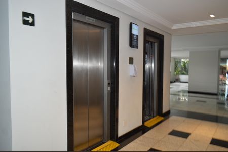 Apartamento à venda com 44m², 1 quarto e 1 vagaElevadores