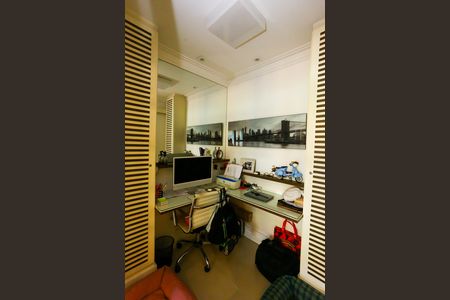 Apartamento à venda com 163m², 3 quartos e 4 vagas Apartamento à venda com 163m², 3 quartos e 4 vagasEscritório