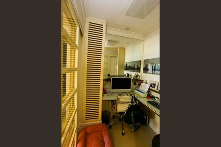 Apartamento à venda com 163m², 3 quartos e 4 vagas Apartamento à venda com 163m², 3 quartos e 4 vagasEscritório