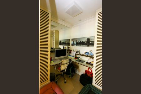 Apartamento à venda com 163m², 3 quartos e 4 vagas Apartamento à venda com 163m², 3 quartos e 4 vagasEscritório