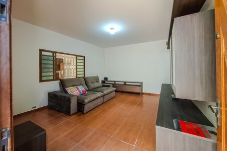 Casa para alugar com 144m², 2 quartos e 8 vagasSala