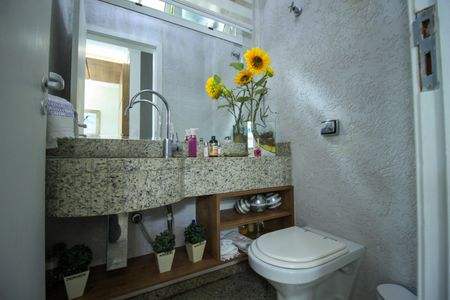 Casa de condomínio à venda com 392m², 4 quartos e 6 vagasLavabo