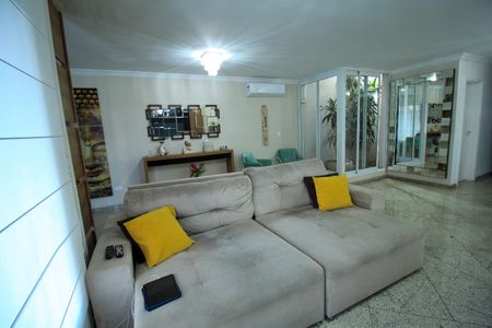 Casa de condomínio à venda com 392m², 4 quartos e 6 vagasSala